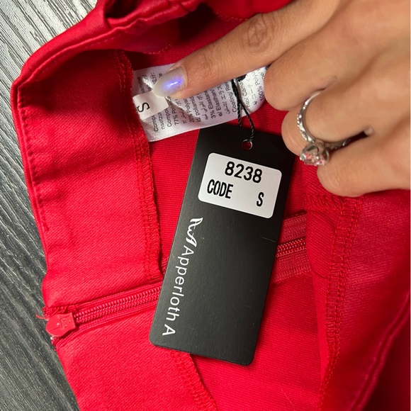 Red shorts - Picture 2 of 3